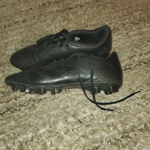 Womens Adidas Predator Soccer Cleats - Picture 2 of 3